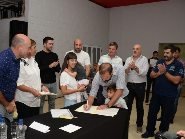 Más de 400 familias de Olavarría firmaron escrituras